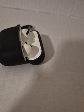 Source Unknown Black Charging Case with White True Wireless Earbuds